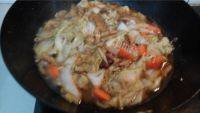 家常菜五花肉炖白菜做法图解11)