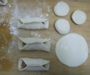 美味的葱香牛肉锅贴做法图解5)