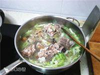 家常菜白菜排骨汤做法图解5)