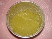 自制抹茶双色蛋糕做法图解4)