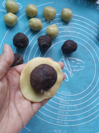 可口的豆沙馅月饼做法图解5)
