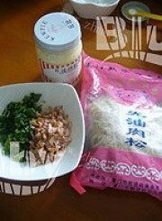 自制葱香火腿肉松蛋卷做法图解2)