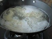 茄丁拌面做法图解3)