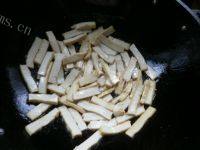营养美味的韭菜炒豆干做法图解4)