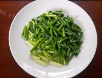 家常菜蒜苔炒肉做法图解2)