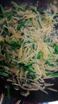 家常菜土豆丝炒韭菜