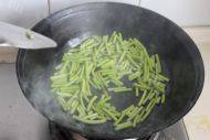 美味的蒜薹炒鸡胗做法图解5)