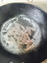 五味俱全的皮蛋瘦肉粥做法图解3)
