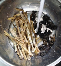 好喝的黄山烤笋炖鸡汤做法图解2)