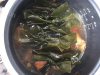 诱人的排骨炖海带做法图解7)