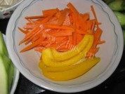 家常菜肉片炒圣瓜做法图解2)