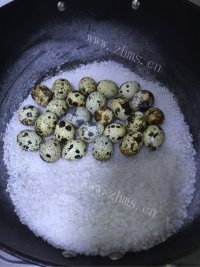 美味的盐焗鹌鹑蛋做法图解4)