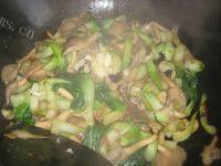 家常菜蘑菇炒青菜做法图解11)