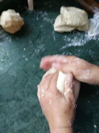 喷香的榨菜鲜肉月饼做法图解2)