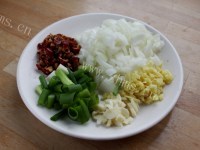 荤素搭配的胡萝卜卤肉包子 做法图解3)