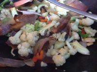 家常菜腊肉炒花菜做法图解7)