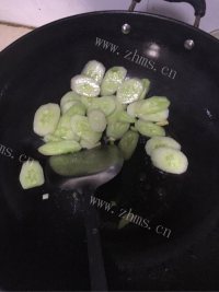 家常菜黄瓜炒虾仁做法图解2)