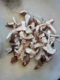 色香味浓的香菇炒肉做法图解2)