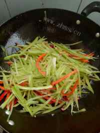 色香味俱全的莴笋肉丝做法图解6)