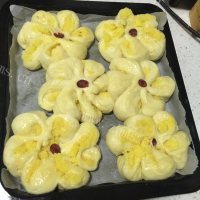自制椰蓉花型面包做法图解9)
