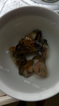 好吃的梅菜干炖扣肉做法图解3)