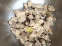 诱人的土豆红烧肉做法图解3)