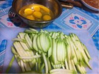 家常西葫芦炒鸡蛋做法图解1)