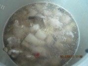 美味的淮山排骨汤做法图解3)