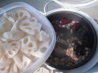 美味的莲藕棒骨汤做法图解6)