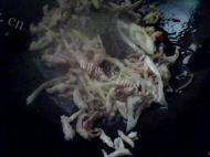 快手菜豆芽炒肉做法图解4)