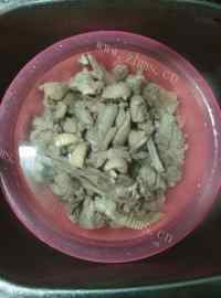 美味的菠萝啤焖鸭做法图解3)