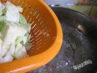 家常菜凉拌圆白菜做法图解3)