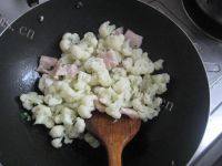 五花肉炒菜花做法图解6)