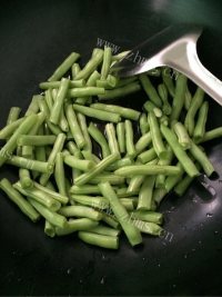 珍馐美味的干煸四季豆做法图解3)