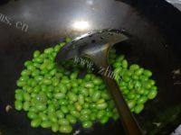 口感极佳的毛豆炒鸡蛋做法图解6)