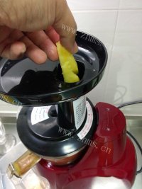 鲜榨混合果汁做法图解5)