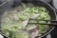 家常菜苦瓜炒肉片做法图解6)