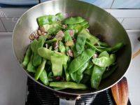 家常菜炖芸豆做法图解7)