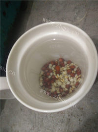 美味佳肴般的红豆薏米汤做法图解2)
