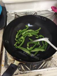 美味的青椒肉丝炒面做法图解4)