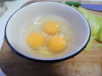 营养丰富的莴笋炒鸡蛋的做法图解二