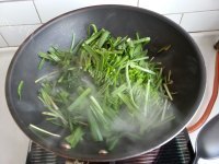 营养丰富的虾皮炒韭菜的做法图解七