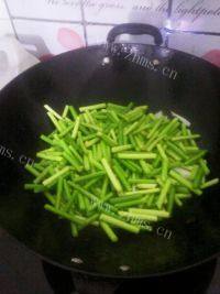 家常菜素炒蒜苔做法图解5)