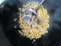 美味的花菜玉米粒做法图解4)