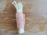 美味的培根金针菇卷做法图解6)