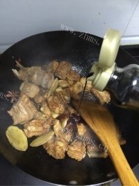 美味的红烧芝香排骨做法图解10)