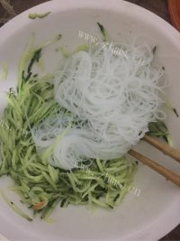 香辣芥末黄瓜粉丝做法图解4)