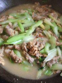 家常菜芹菜炒肉做法图解4)