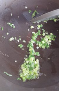 美味的葱花蛋炒饭做法图解3)