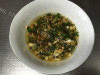 美味佳肴般的葱油白切鸡做法图解5)
